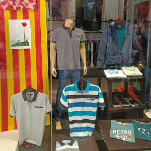 Polo gris con detalles azul marino
